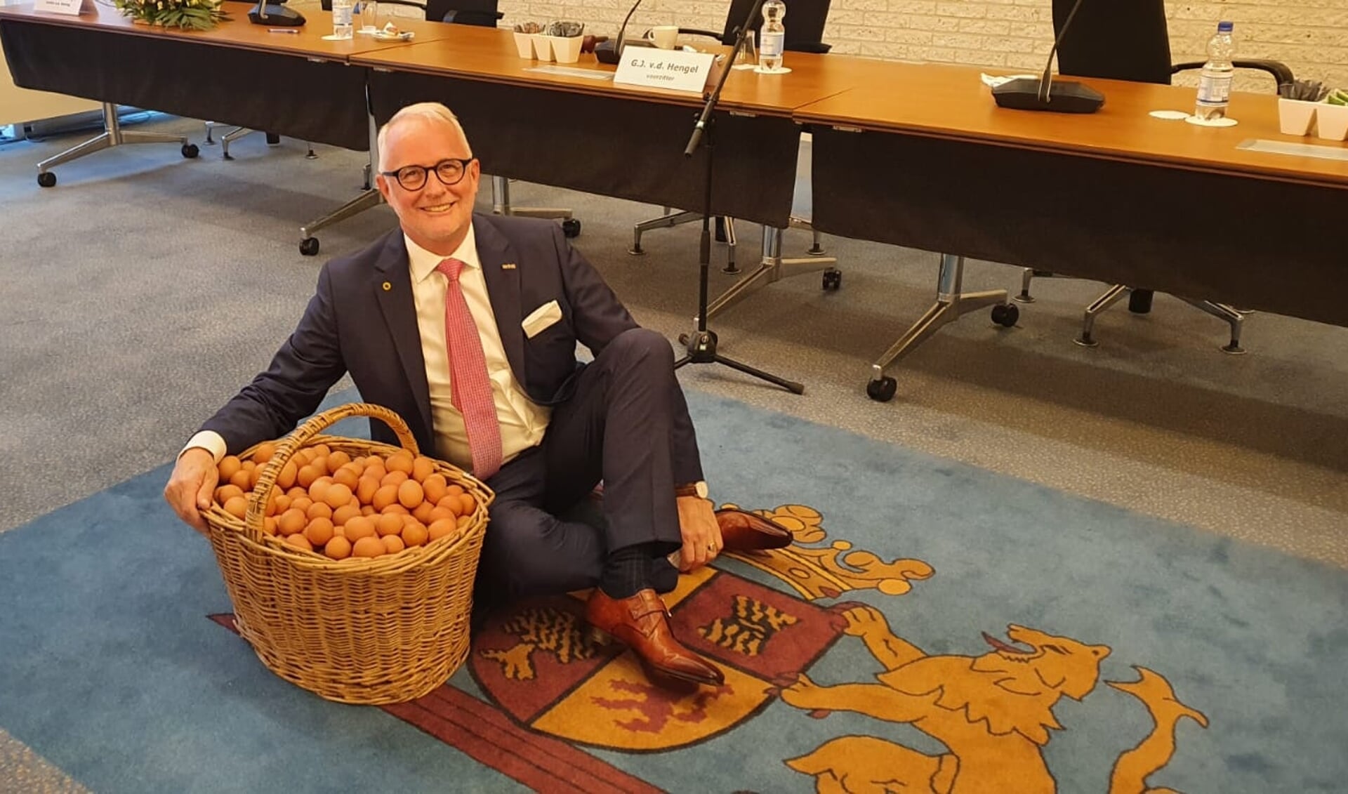 Gerard van den Hengel kreeg van het Barneveldse college van burgemeester en wethouders een mand eieren cadeau, bij zijn installatie als burgemeester van Opmeer.