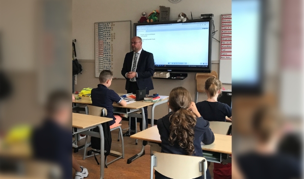 Wethouder Ton Spek in groep 7/8b