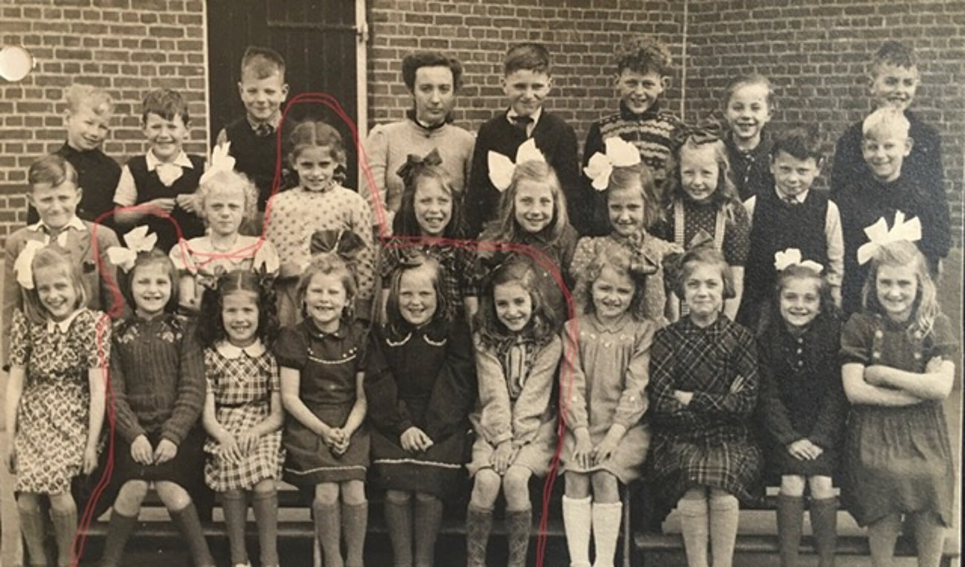 De oud-leerlingen van klas 2 uit 1949 van de Wilhelmina school in Giessendam zijn rood omcirkeld. 