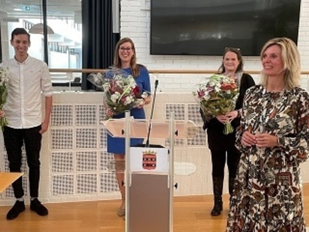 <p>V.l.n.r. de heer De Graaff, mevrouw Daniels – Van ’t Hoff, mevrouw Kleuver en burgemeester Langenacker.</p>