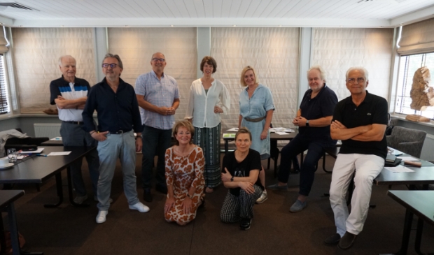 <p>Vooraan: Jacqueline Solleveld en Daniëlle de Kluijver. Daarachter van links naar rechts: Frits Suer, Ferry van Groeningen, Peter Bot, Kitty Huisman, Marga van Herteryck, Pieter Monkelbaan en Ruud Kootker. </p>