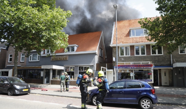 <p>De rookwolken zijn in de wijde omgeving te zien.</p>