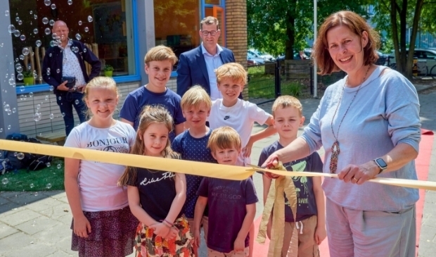 <p>Onder toezicht oog van een aantal kinderen opent wethouder Hoogstraten het plein.</p>