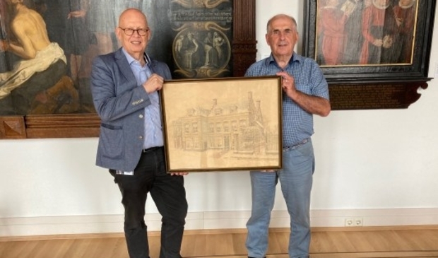 <p>Wethouder Van Zanten (l) nam het schilderij in ontvangst van gulle gever Otto Netze</p>