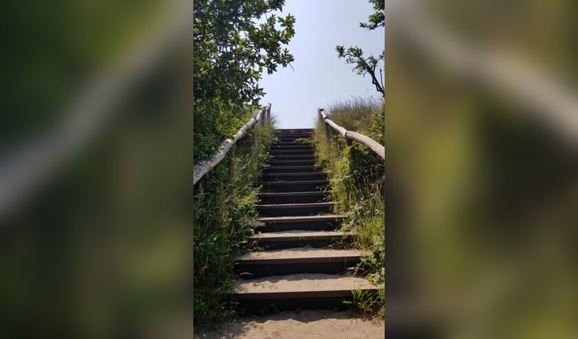 De trap richting het uitkijkpunt op de Hazenberg.
