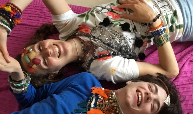 Linda en Noah in een zee van sieraden!