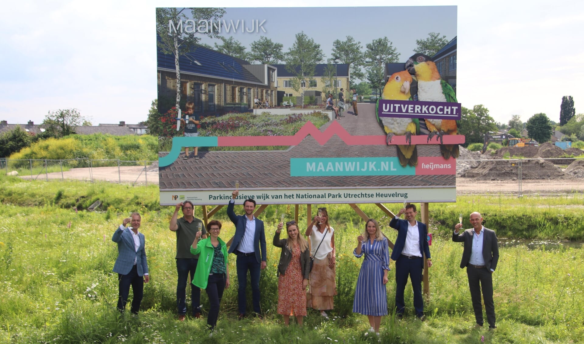 Regionale hoogwaardigheidsbekleders toasten op de nieuwe status van 'Maanwijk'.