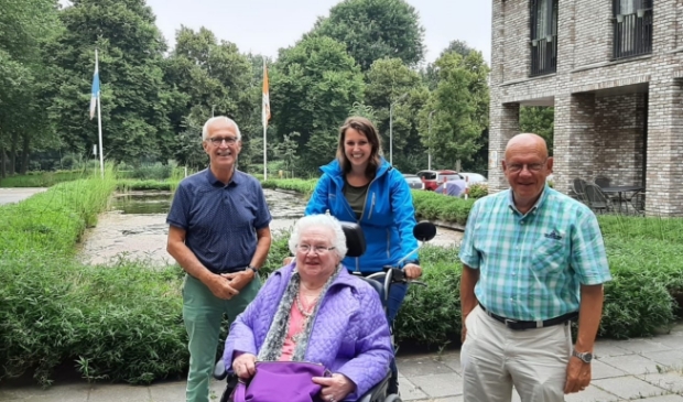 <p>De heren Gijs Vonk en Leo Koppelaar overhandigen de rolstoelfiets aan medewerkers Waardeburgh zorgcentrum Parkzicht.</p>