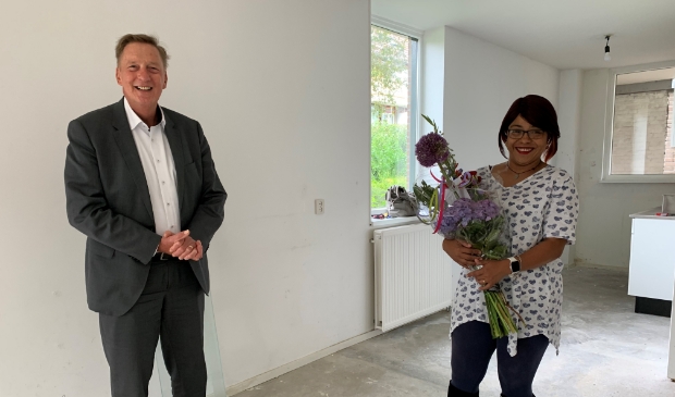 <p>Felicitaties van wethouder Ellermeijer voor de nieuwe bewoonster.</p>