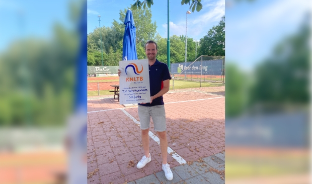 <p>Ferdi Martens met cadeau van KNLTB ter gelegenheid van het 50-jarig jubileum van TV Werkendam </p>