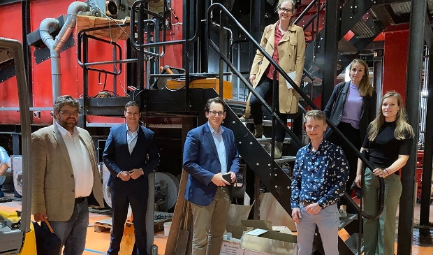 Een delegatie van de Nederlandse Vereniging Duurzame Energie en Tweede Kamerlid Grinwis (midden-onder) bezoeken één van de duurzame energie installaties in Ede.