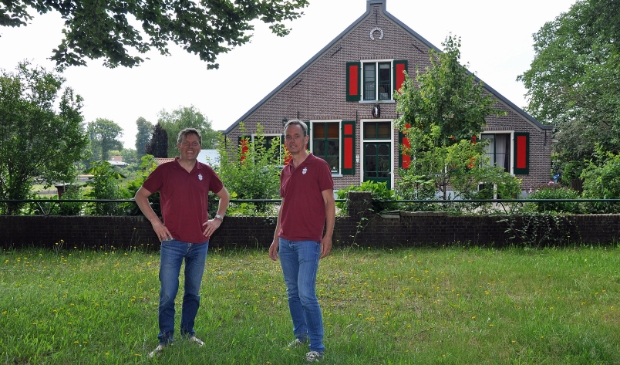 <p>Henk Vroon (links) en Ronald van der Vight bij de Willemshoeve, binnenkort de thuishaven van de herenboeren. </p>