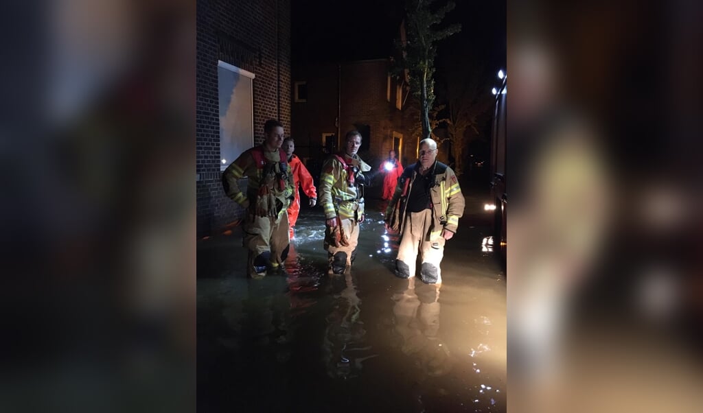 Brandweerkorpsen Scherpenzeel, Wageningen, Barneveld en Nijkerk helpen in overstroomd Zuid-Limburg.