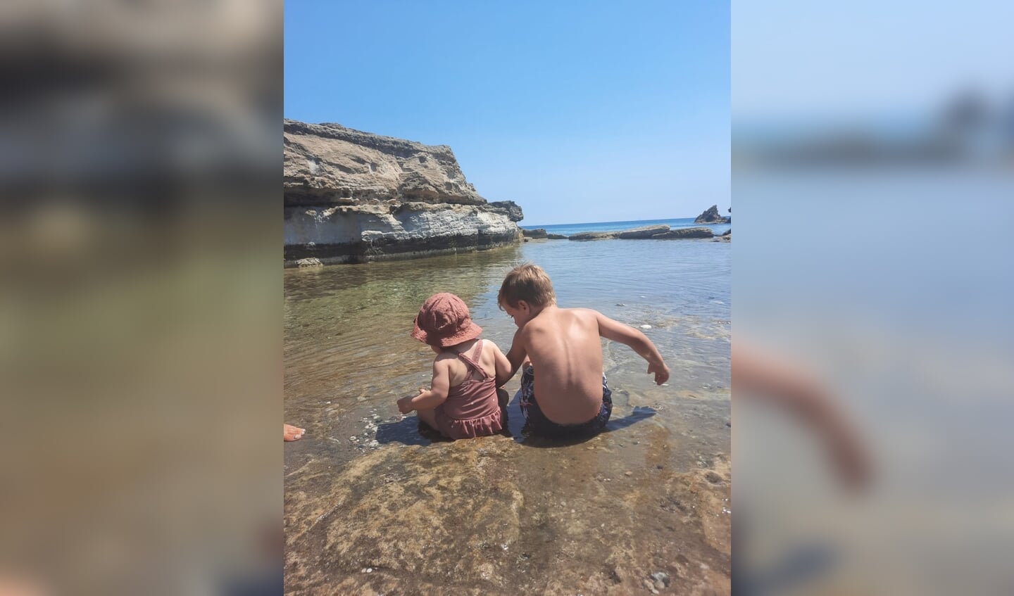 'Eindelijk, onze eerste vakantie (na covid) op Rhodos,op Oasis beach in de buurt van Farilaki!Wat kun je dan zooo blij zijn om daar onze kleinkindjes Floor en Stijn op de foto te zetten!' 