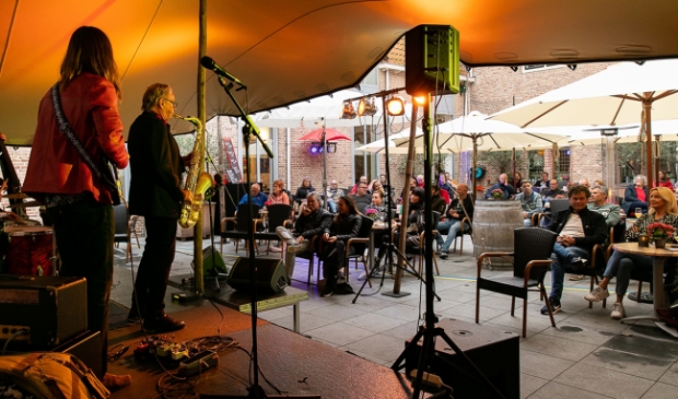 Concert op binnenplaats Observant