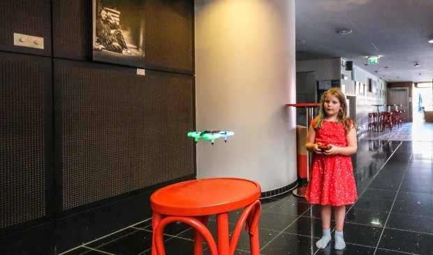 <p>Dit meisje toont al snel vaardigheid bij het besturen van een drone.</p>