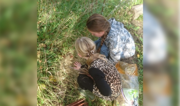 Kinderen zorgen voor de dieren in de kriebelbeestjestuin
