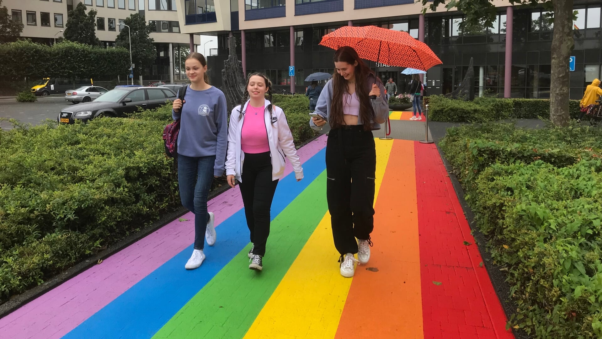 Lisanne Kuling, Dea Dervishi en Pieternelle Maris wandelen over het Regenboogpad bij het stadhuis