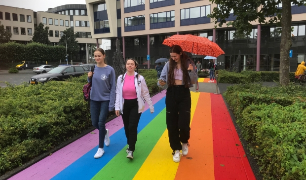 <p>Lisanne Kuling, Dea Dervishi en Pieternelle Maris wandelen over het Regenboogpad bij het stadhuis</p>