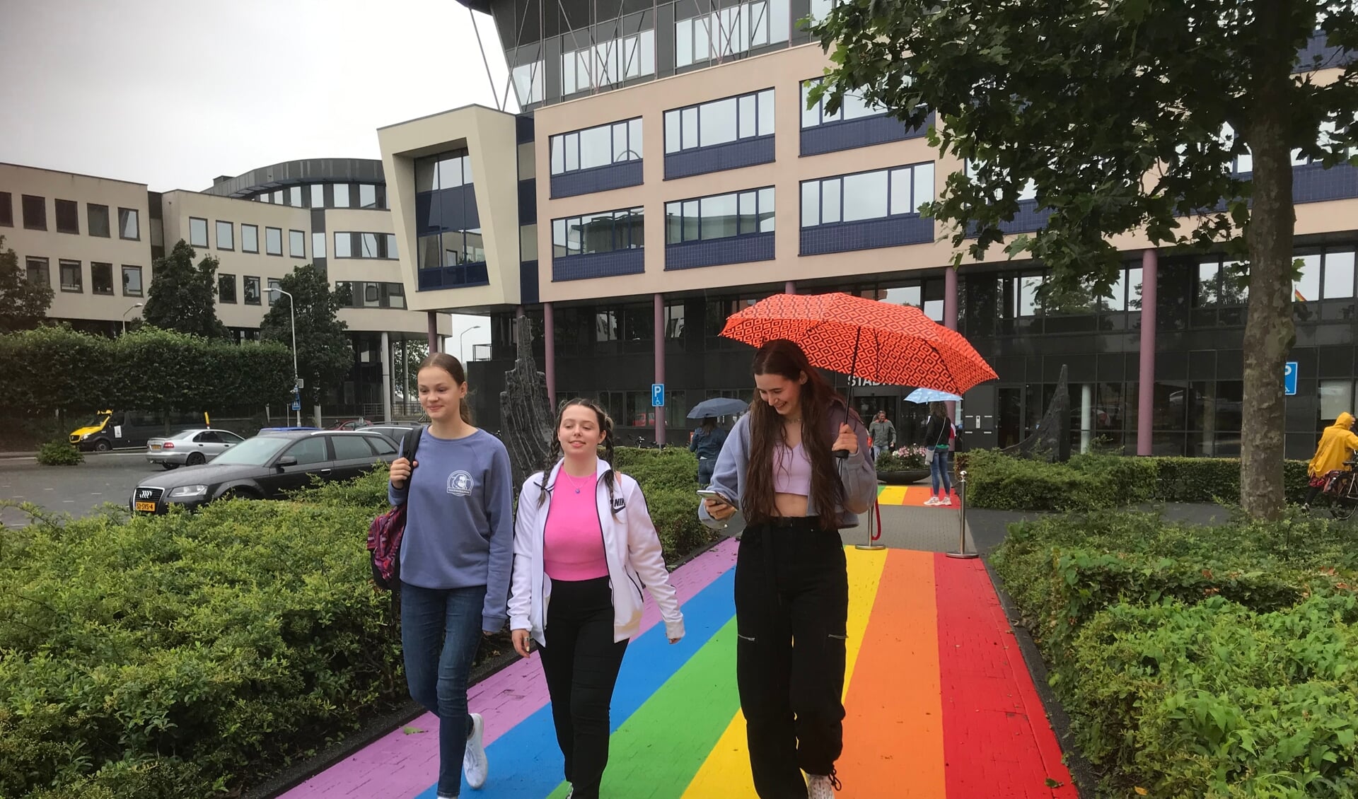 Lisanne Kuling, Dea Dervishi en Pieternelle Maris wandelen over het Regenboogpad bij het stadhuis