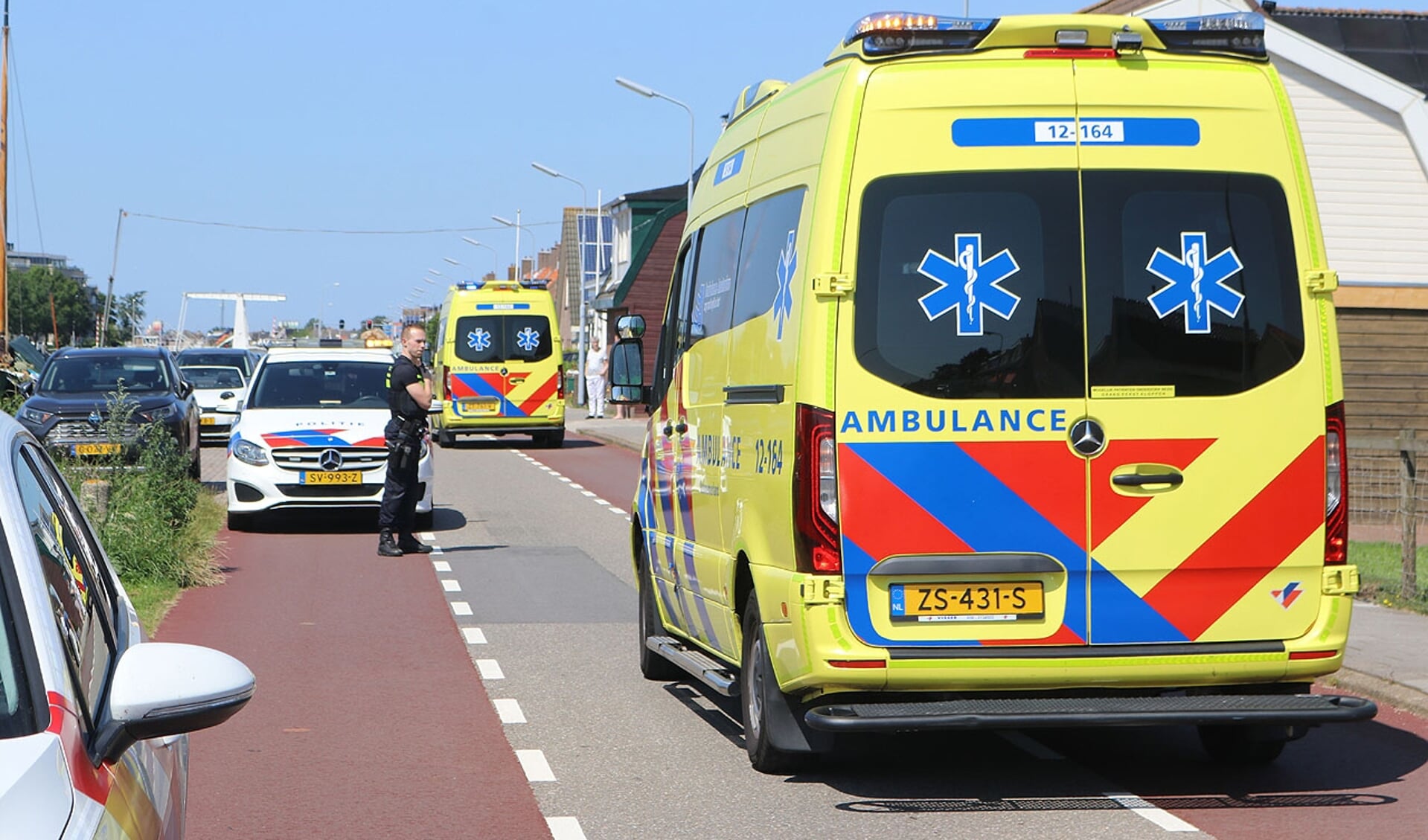 Meerdere ambulances en een traumahelikopter kwamen ter plaatse om hulp te bieden aan het slachtoffer.