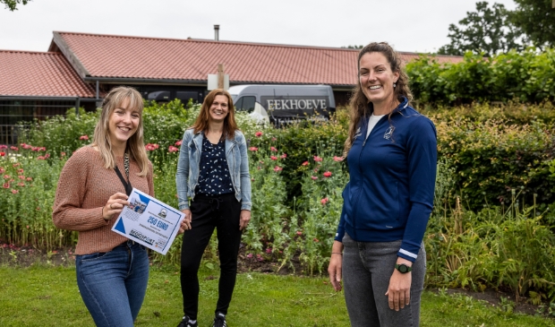 <p>Marleen van Vuren neemt dankbaar de cheque in ontvangst. In het midden Marieke van Egdom van RegiosportVeenendaal.nl en rechts VTC-tennisster Jacky Steehouwer, de winnaar van Vatjetrap.</p>