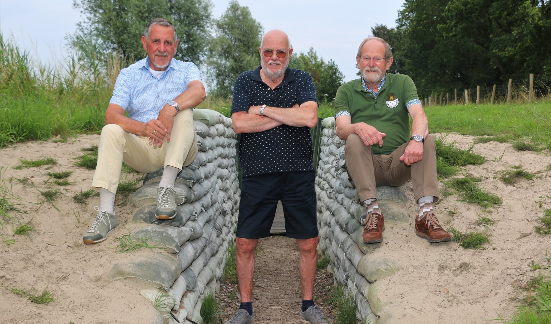 Van links naar rechts: Henk Morren, Chris Sangers en Martin Seijdell in de loopgraaf op de dijk.