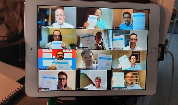 <figcaption>De digitale uitreiking van het certificaat.</figcaption>