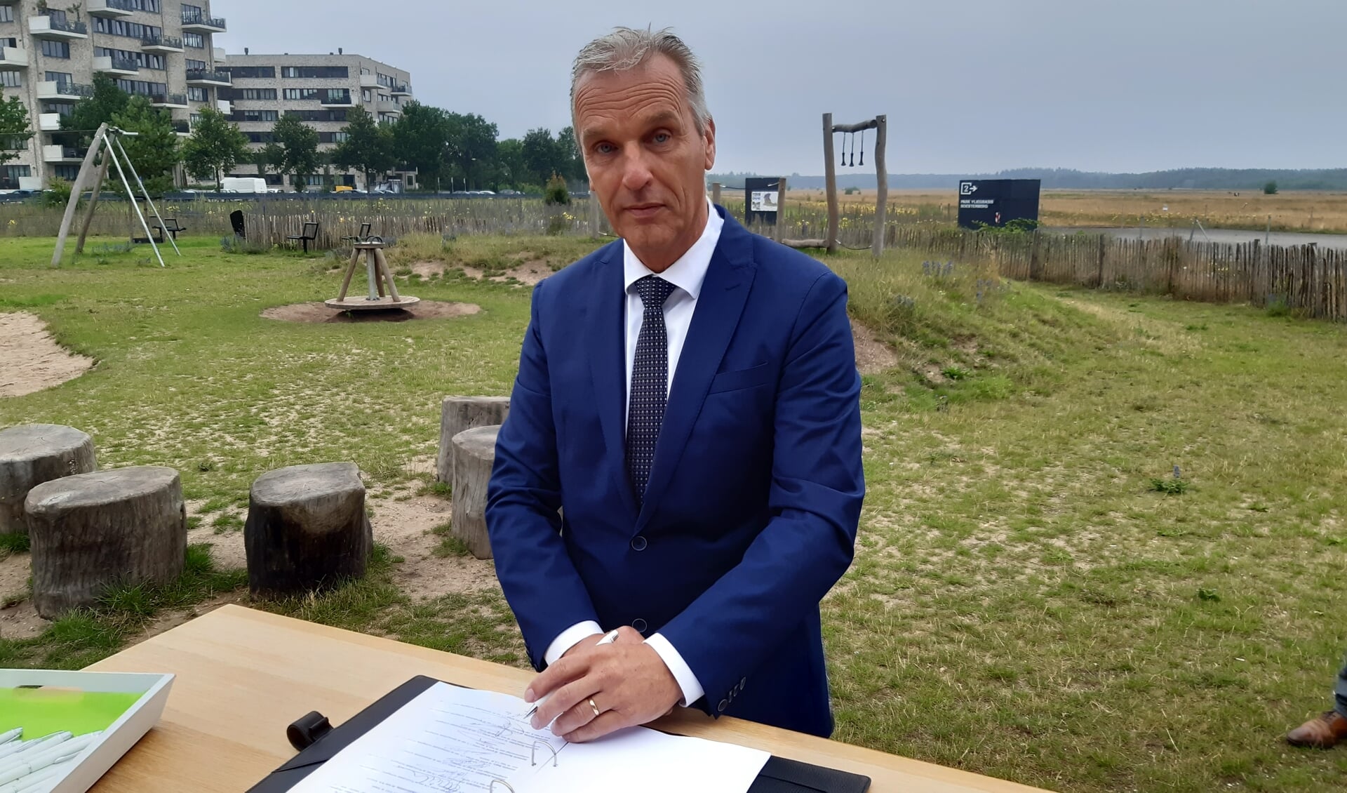 Wethouder Wim Vos zette eerder dit jaar namens de gemeente Leusden zijn handtekening onder de regionale Woondeal.