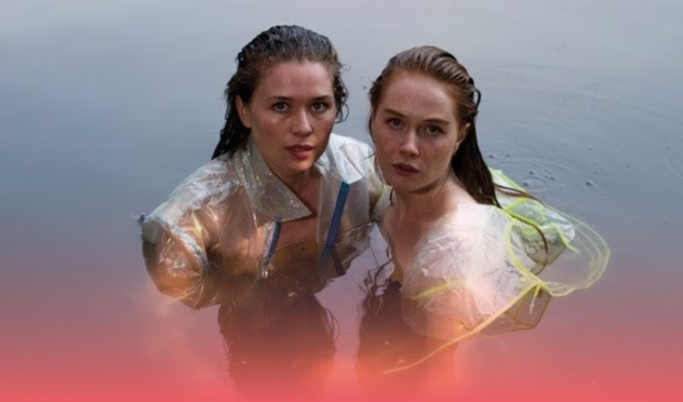 <p>Janna Adank en Anne Hofman spelen 'The Bird is Still Alive'.</p>