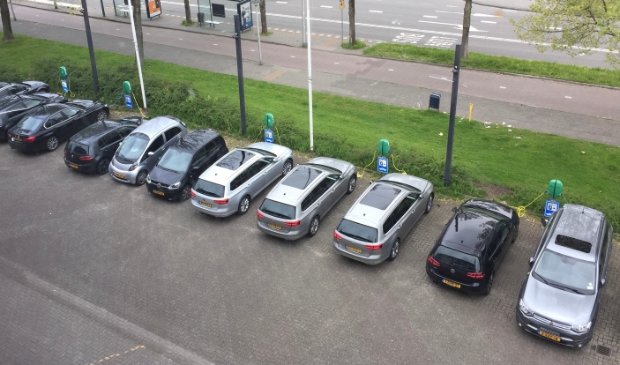 12 auto’s staan te laden