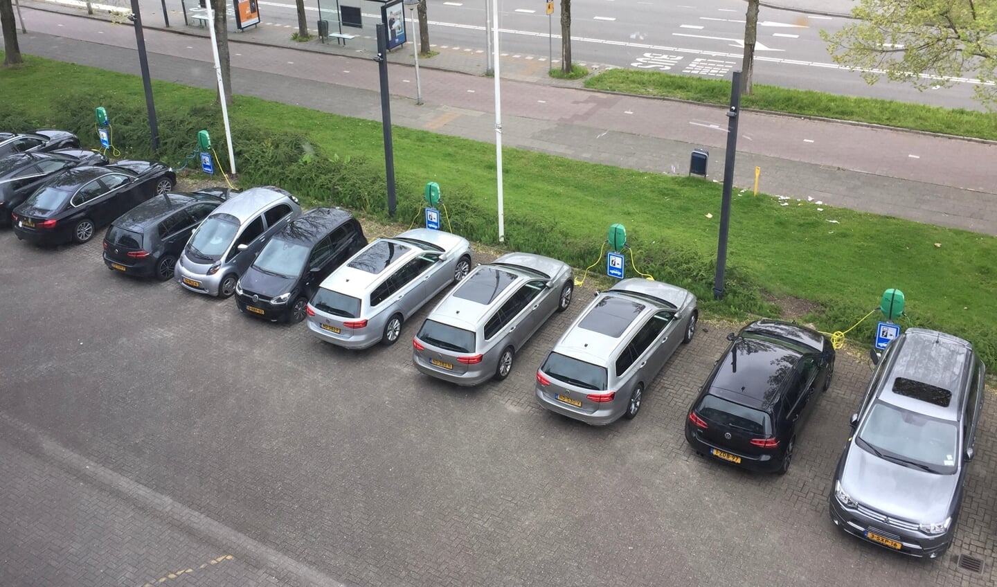 12 auto’s staan te laden