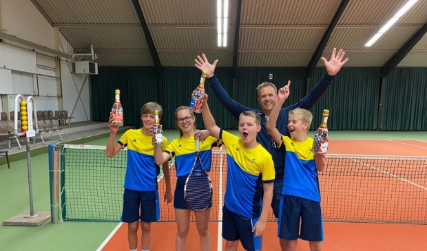 De teamleden van De Vale Ouwe ontvangen 'chocolade'-champagne van sponsor O-twee accountants fiscalisten
