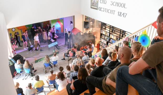 Het was de eerste musical in het nieuwe schoolgebouw in Nijkerkerveen.