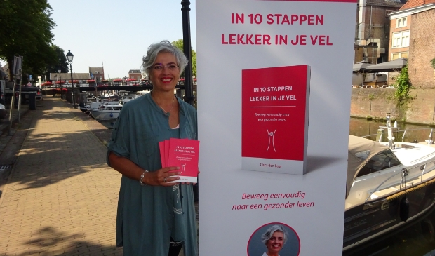 <p>Cisca den Boer met haar boek.</p>