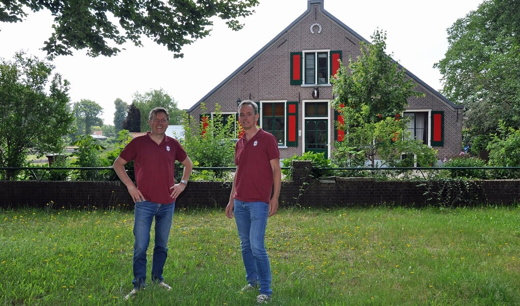 Twee voortrekkers  van de herenboeren in Soest, Henk Vroom (links) en  Ronald van der Vight, voor de Willemshoeve. 