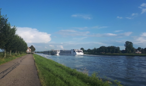 <p>Twee riviercruiseschepen passeren elkaar op het Amsterdam Rijnkanaal</p>