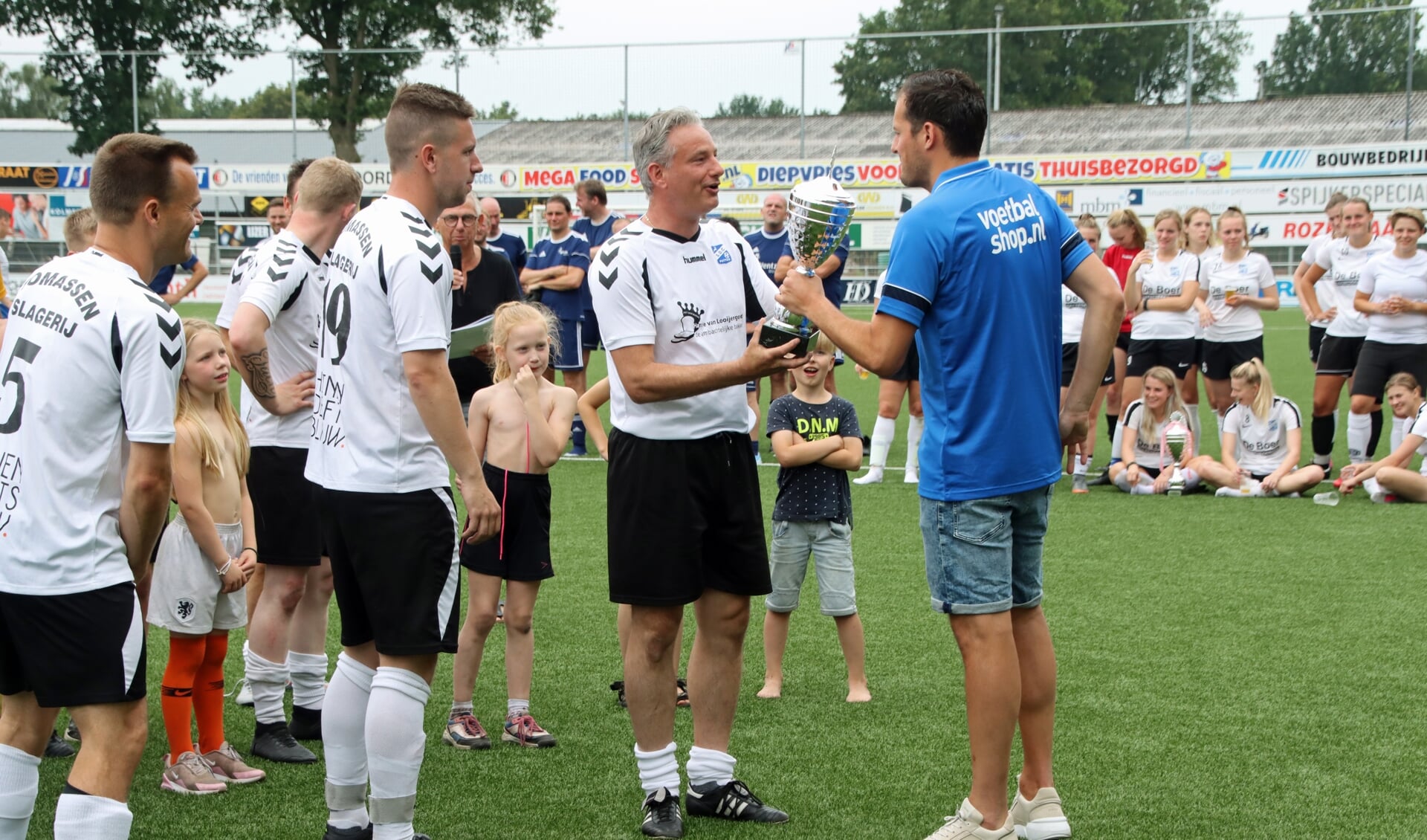 Prijsuitreiking Super Copa: Guido Molnar overhandigt de beker aan Albert van Nijhuis.