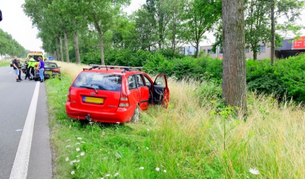 <p>Door nog onbekende oorzaak raakte de<br>bestuurder van de weg.</p>
