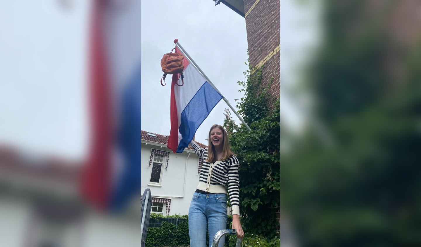 Zenna Keijzer is geslaagd en hangt de vlag uit