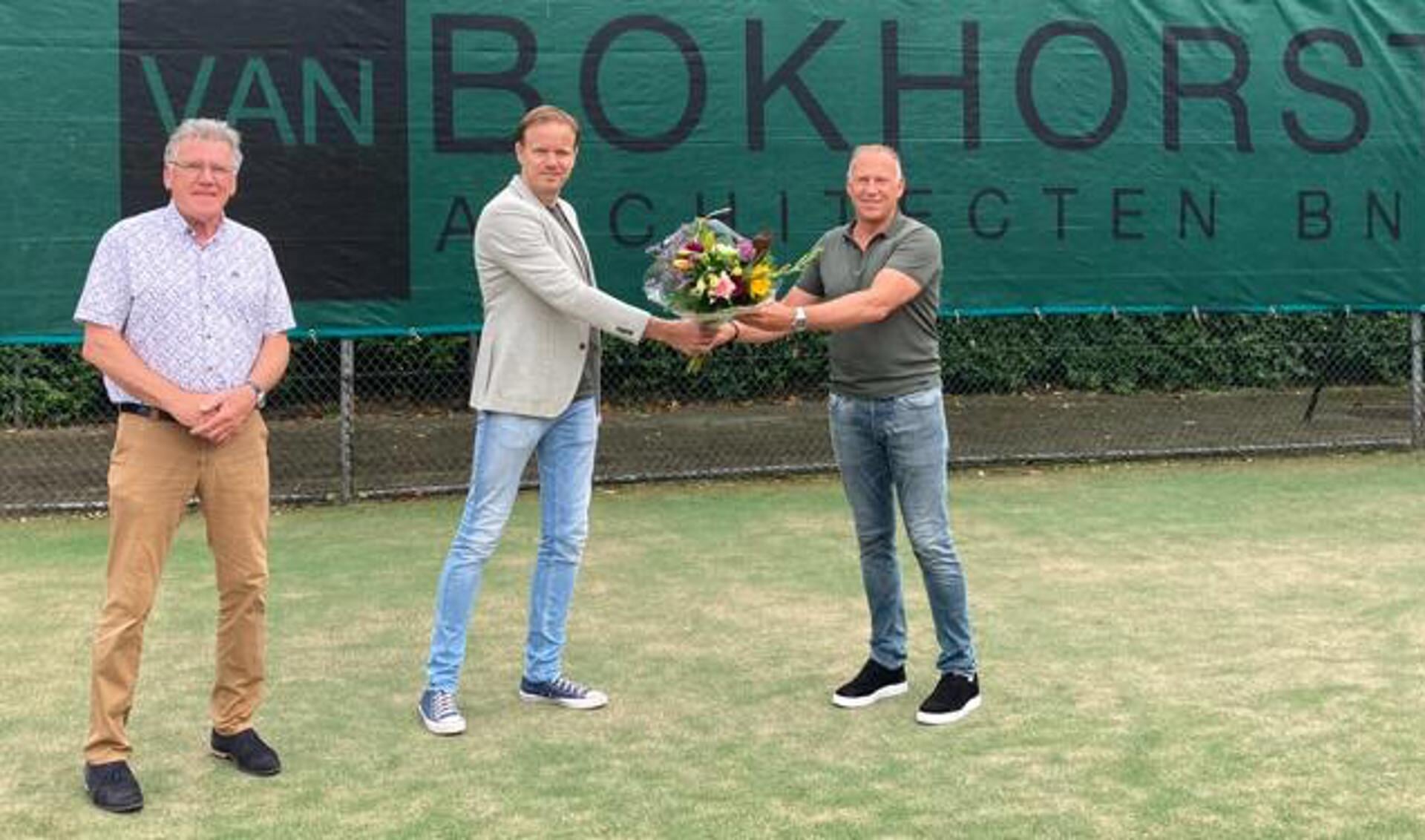 Op de foto flankeren Ed Vedder, voorzitter van de Sponsor Commissie en Sibert van Leeuwen, voorzitter van de tennisvereniging de directeur-eigenaar van het architectenkantoor, Sebastiaan van de Pol.