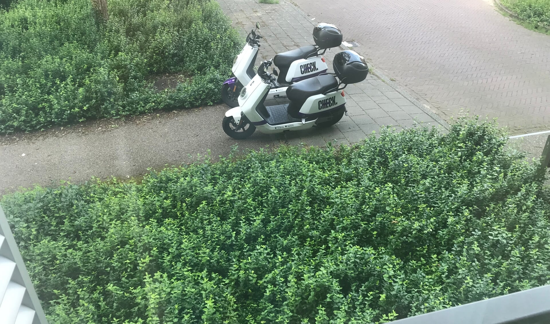 2 huur-scooter blokkeren voetpad. 