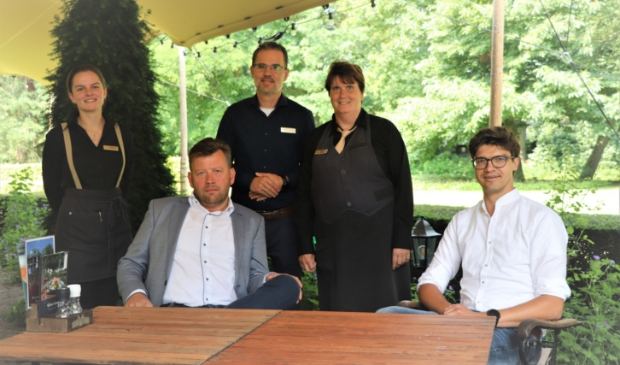 <p>Lubbert van den Heuvel en TeunJan van Ooijen met medewerkers van Kasteel De Vanenburg, dat de lunch aanbood.</p>