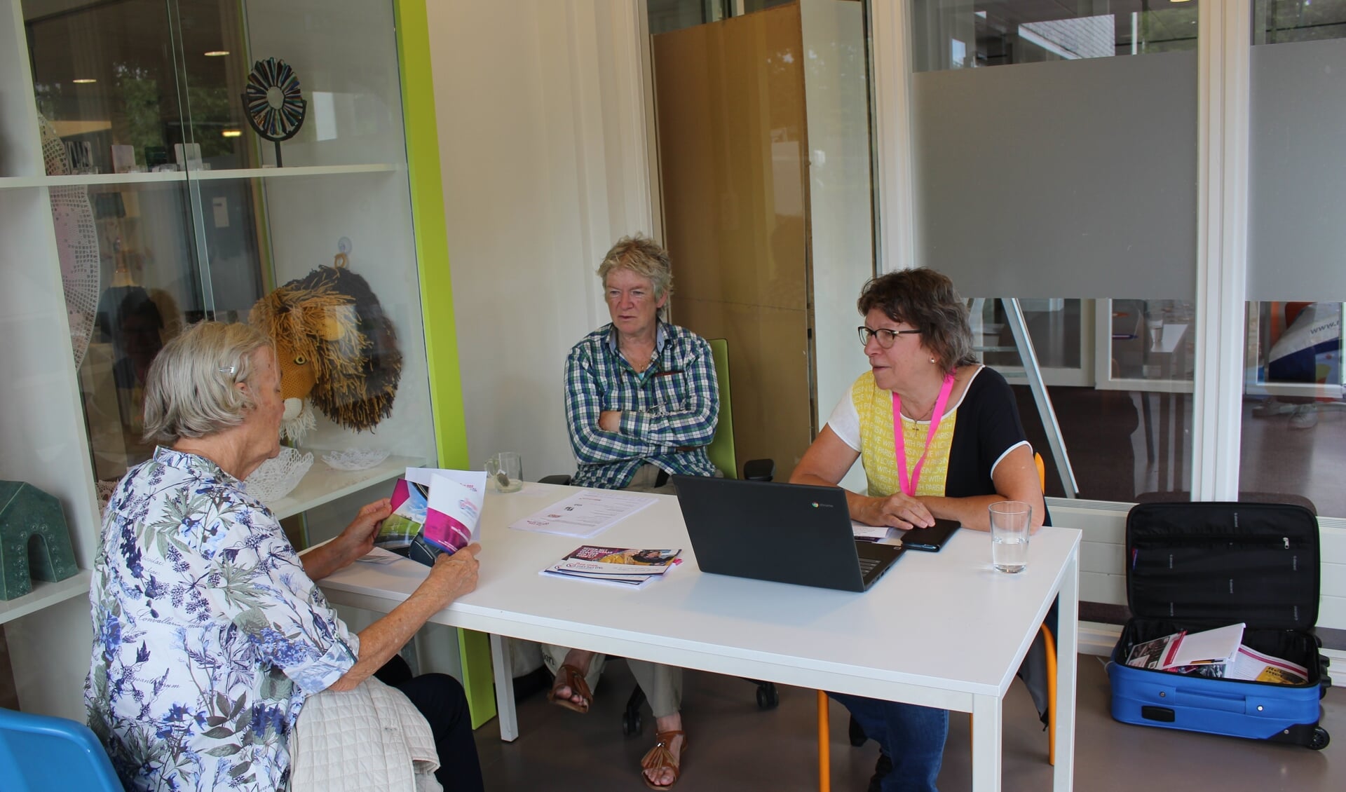 OV-ambassadeurs geven voorlichting in het Cultuurhuis over reizen met het OV.