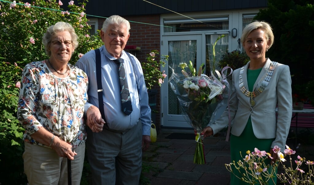 Het echtpaar Van Rijswijk krijgt bezoek van burgemeester Iris Meerts