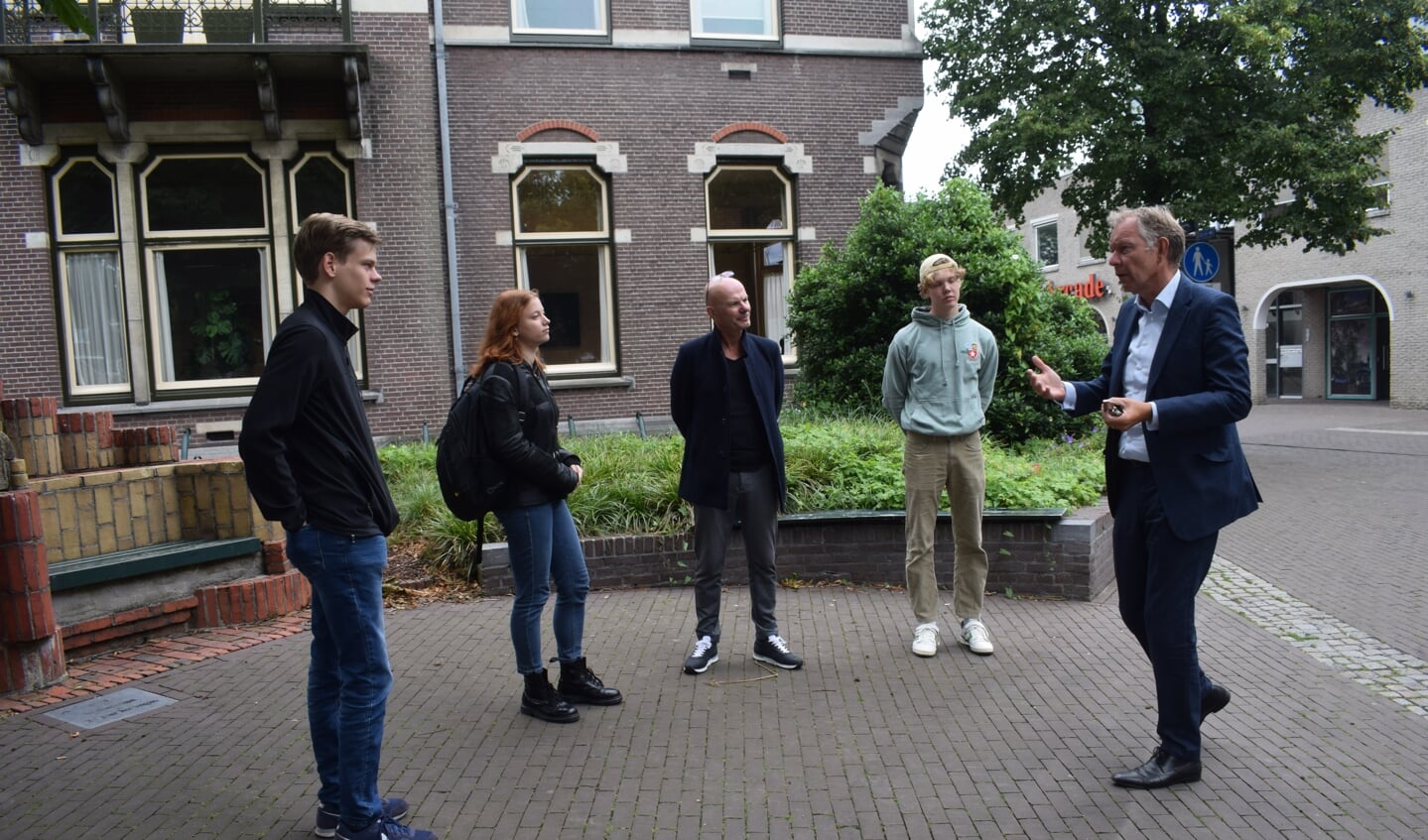 Burgmeester Mark Röell is zeer geïnteresseerd in wat de jongeren hebben te melden. Arne Wind, Yara Janssen, Ad Heessels en Barend Burggraaf (vlnr) luisteren.