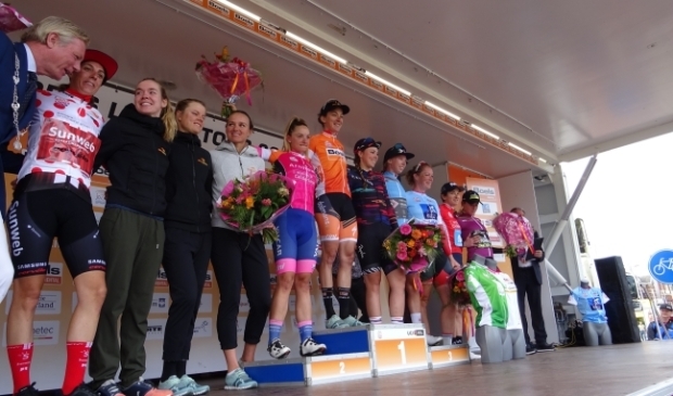 <p>De Simac Ladies Tour gaat dinsdag in Ede van start met een tijdrit. De tour werd in 2018 (foto) en 2019 ook al gereden, destijds onder de naam: Boels Ladies Tour. </p>