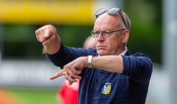 <p>Trainer Lukas Hoekman van vv Nunspeet geeft van de kant instructies aan de spelers.</p>