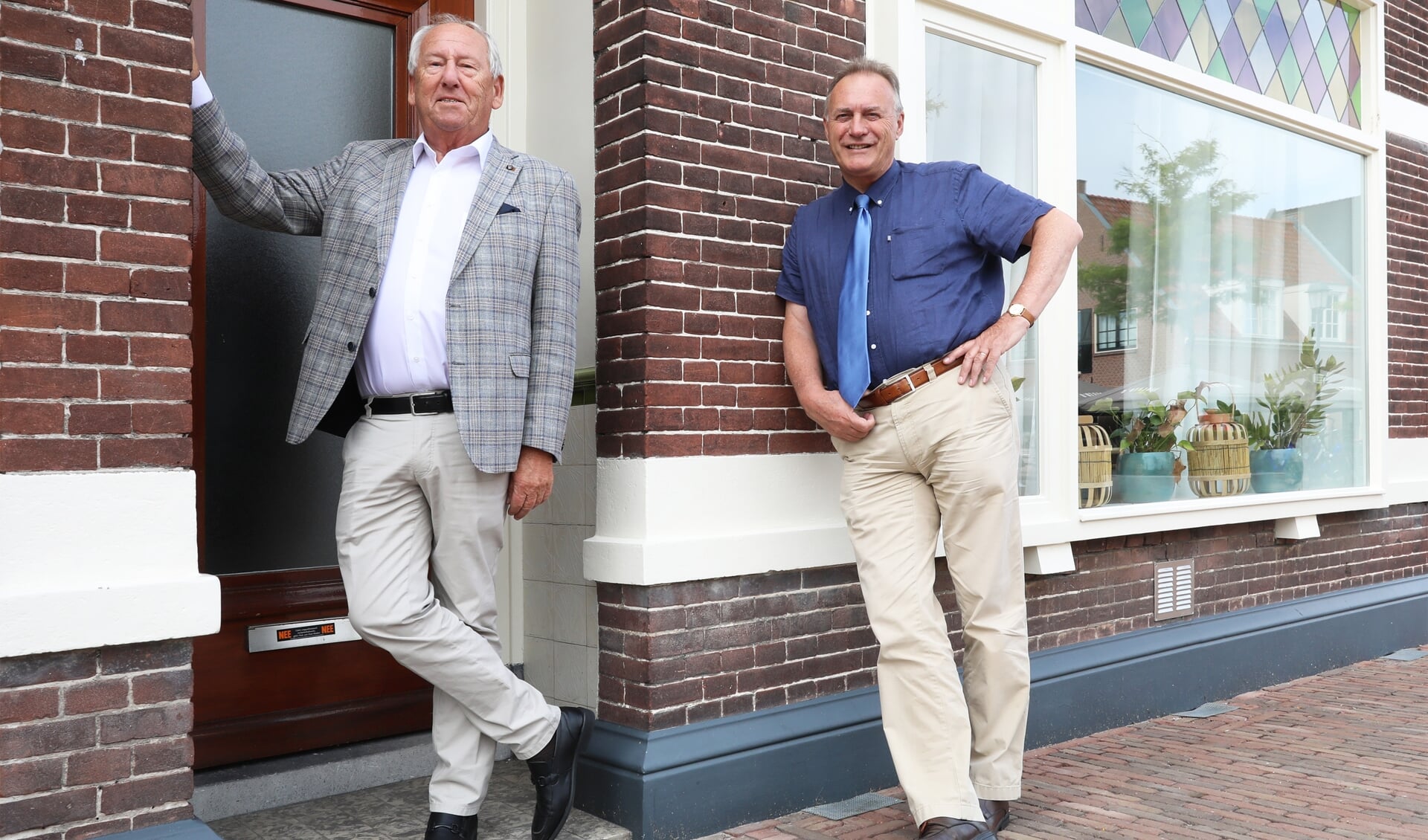 Overbuurman van Henri Nouwen en ondernemer Gerard van den Tweel en Leo Fijen (rechts) die het magazine voor het symposium maakte.