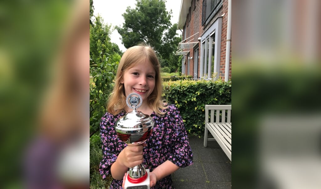 Ruth van Duuren is trots op haar kampioensbeker.